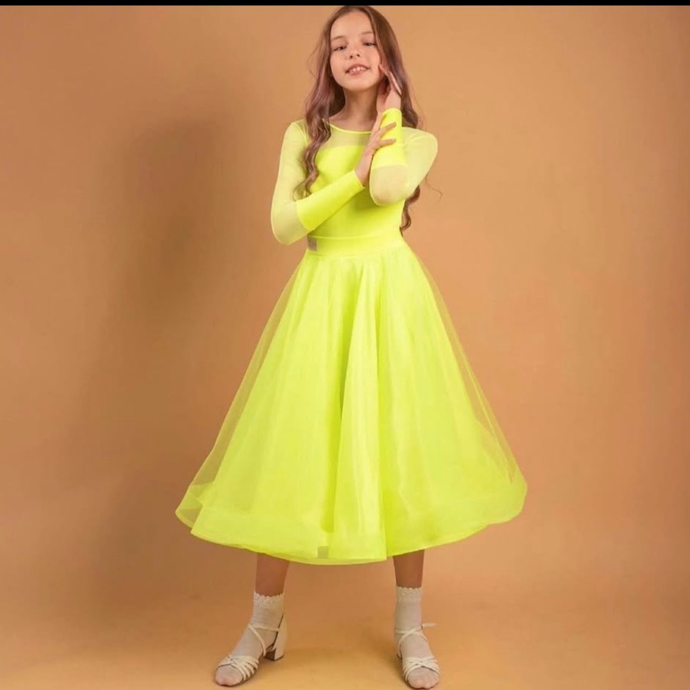 Juvenile dress with two skirts and earrings